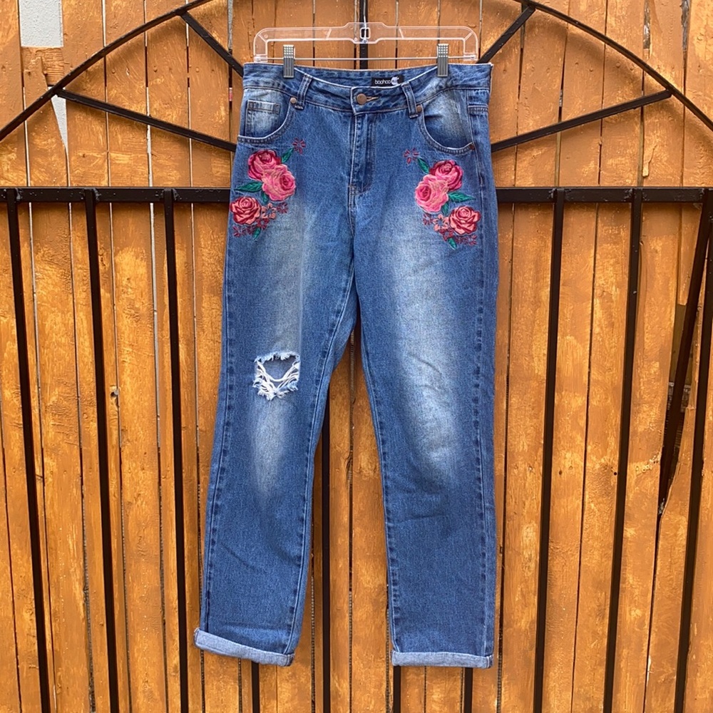 Sexy, soft jeans embroidered with roses